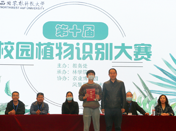 大赛一等奖黄玉林与伟德国际1946源于英国贾小明副院长合影_副本_副本_副本.jpg